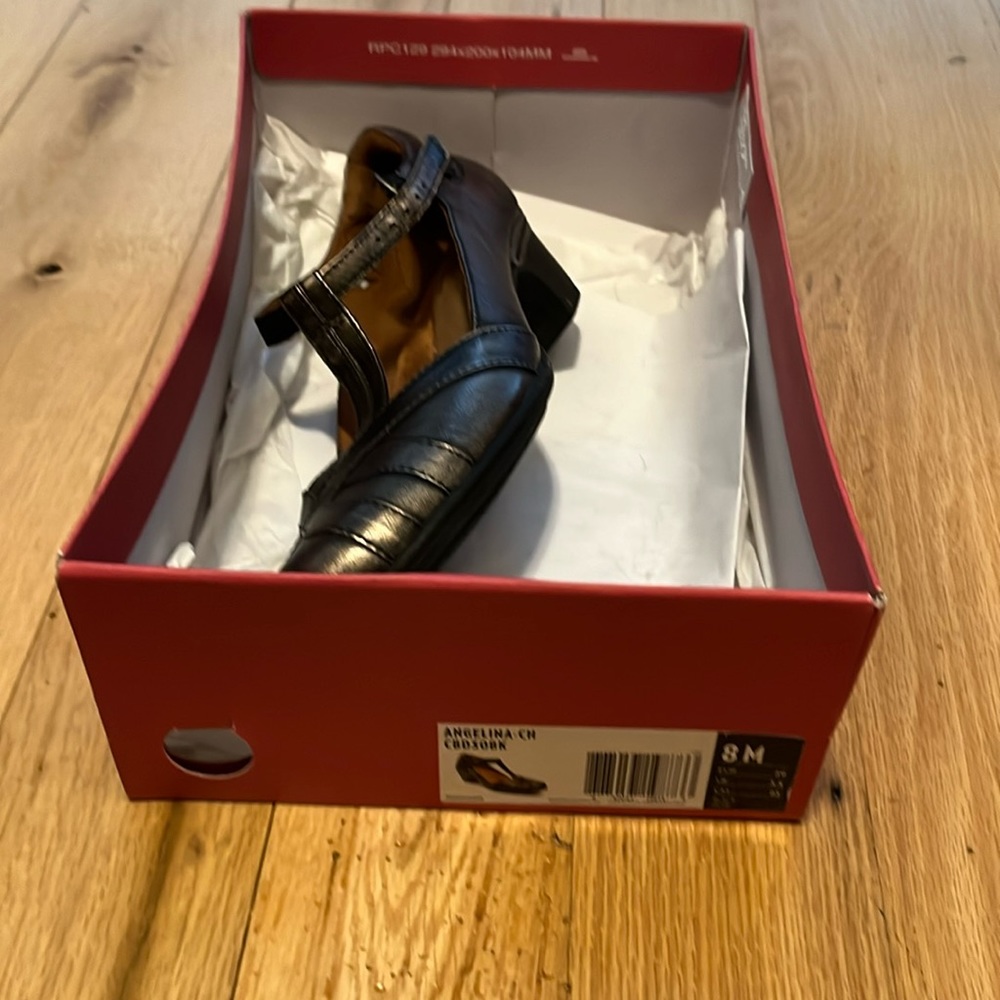 Metallic t strap shoe with stack heel. Rubber sole.